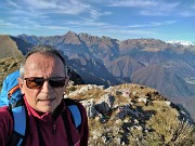 71 Dalla cima del Venturosa selfie col Pizzo Tre Signori ed oltre